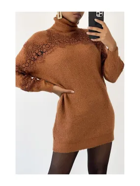 Pull col roulé long couleur camel à détails broderie ajourée
