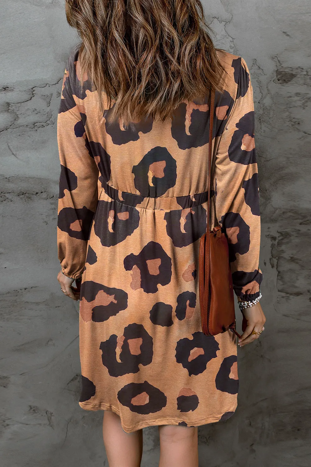 Robe en tricot ample à manches bouffantes et boutonnée sur le devant à imprimé léopard