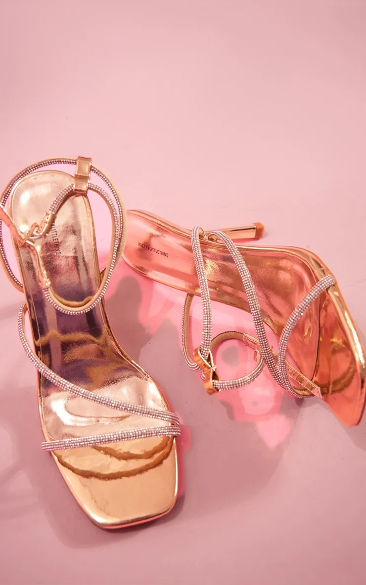 Sandales dorées strassées à brides asymétriques et talons